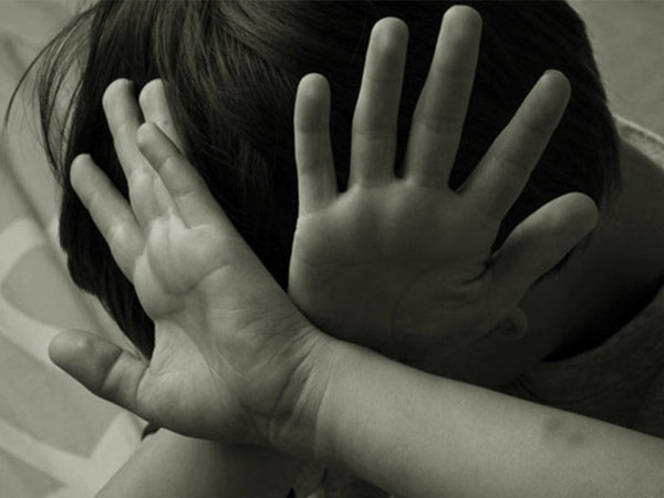 Bé gái 14 tuổi mang bầu, thủ phạm là người tình của bà ngoại