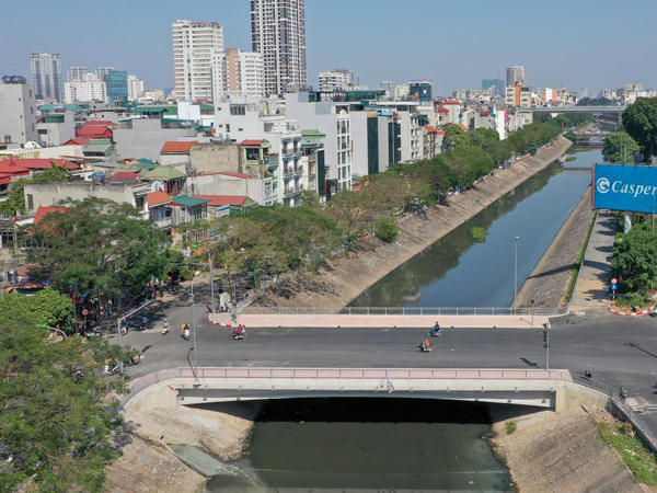 Cận cảnh cầu gần 38 tỷ đồng bắc qua sông Tô Lịch nối 2 quận trung tâm ở Hà Nội