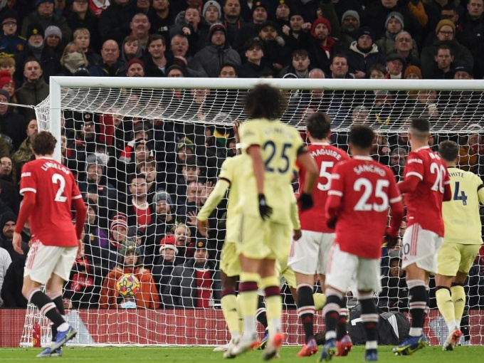 Xem lại tình huống Fred giẫm chân De Gea, 'biếu' bàn thắng hy hữu cho Arsenal