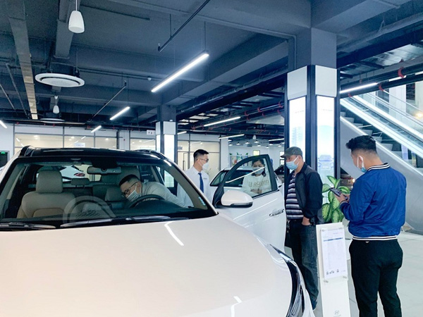 Dân 'xếp hàng' mua xe chạy phí, sale ô tô tất bật cuối năm