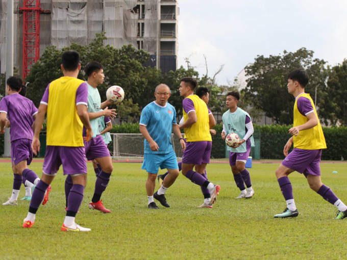 HLV Park Hang Seo chọn đội hình đấu Lào