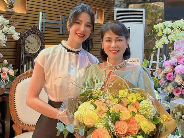 Diệp Lâm Anh xinh như mộng mừng sinh nhật mẹ chồng quyền lực, chồng thiếu gia vẫn vắng mặt trong khung hình
