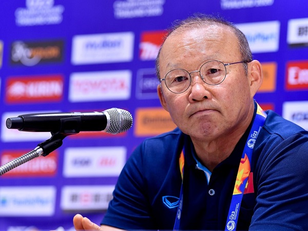 HLV Park nói về khó khăn tại AFF Cup 2020: 'Tuyển Việt Nam thích ăn thịt lợn, nhưng 3 ngày nay khách sạn chỉ cho ăn gà và cá'
