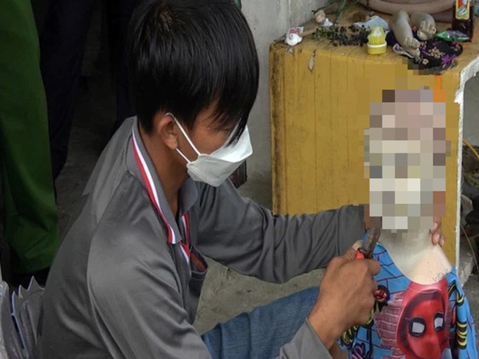 Phẫn nộ: Cha dượng dùng kìm nhổ răng, đánh đập con riêng 3 tuổi của vợ đến chết vì tiểu tiện ra quần