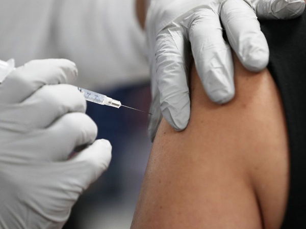 Anti vaccine nhưng vẫn muốn có hộ chiếu, người đàn ông đeo tay giả để qua mặt nhân viên y tế