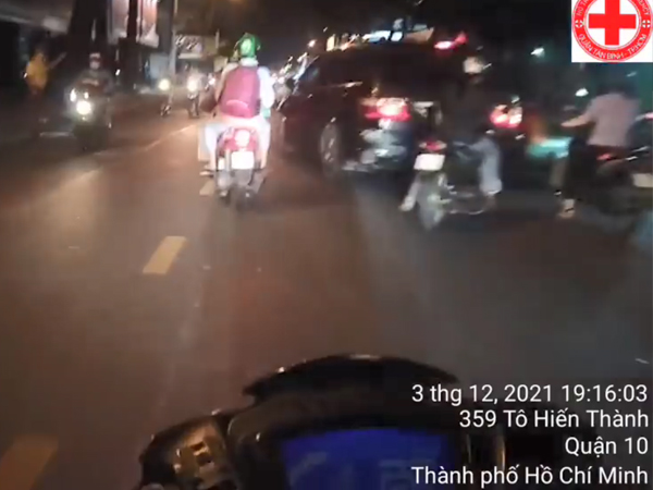 Theo chân điều phối viên xe cấp cứu: Gào thét trong vô vọng người đi ngược chiều 'qua lề trái đi, đứng ở đây làm cái gì'