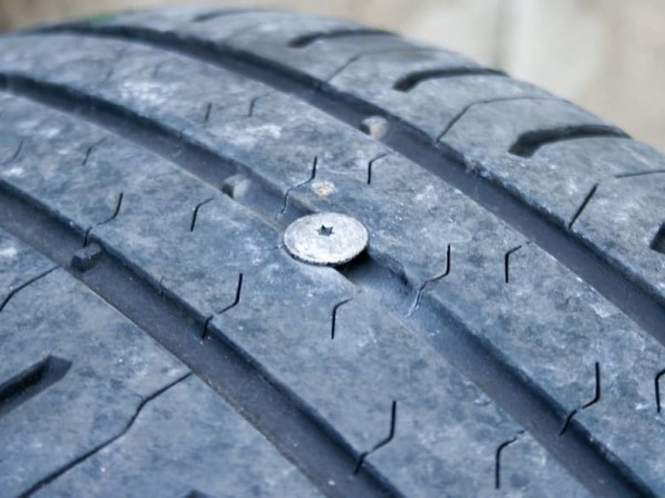 Cách phát hiện và xử lý đinh cắm trong bánh xe ô tô ?