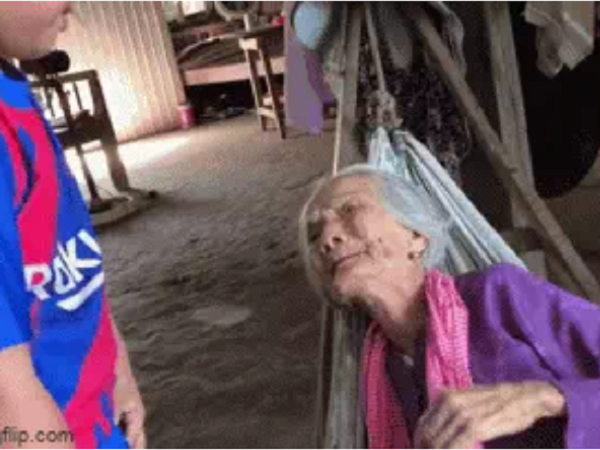 Cháu hỏi về ông cố đã khuất, cụ bà đáp một câu nhói lòng rồi òa khóc như đứa trẻ