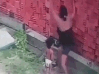 Video: Người phụ nữ dùng thân mình cứu con khỏi tai nạn kinh hoàng