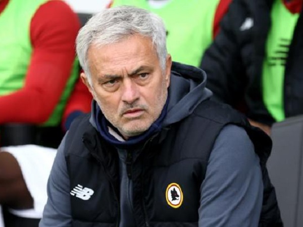 Mourinho trút giận lên phóng viên: Đó là lý do các người nghèo hơn tôi!