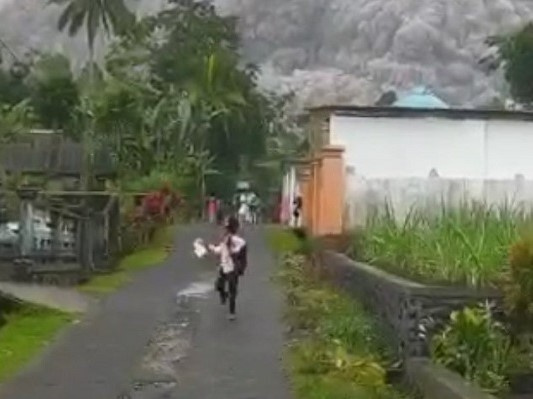 Núi lửa Indonesia phun trào dữ dội, người dân bỏ chạy tán loạn