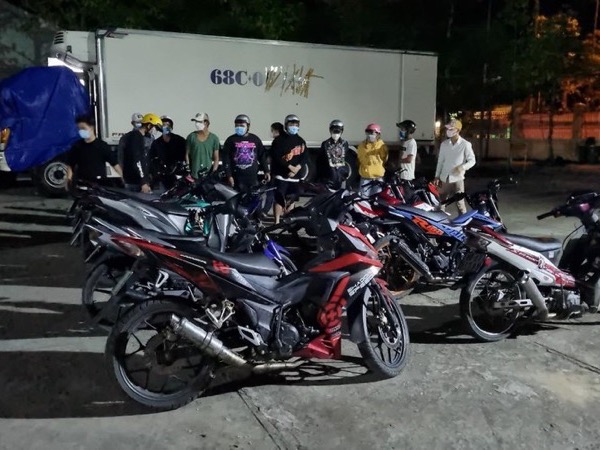 Cảnh sát vây bắt hàng chục thanh niên tụ tập đua xe trái phép trên cống ngăn mặn