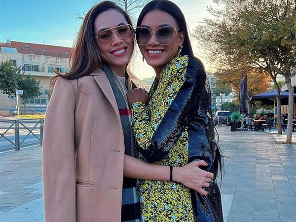 Miss Universe 2021: Á hậu Hoàng My gây tranh cãi khi lén đưa tiền cho Kim Duyên trong toilet