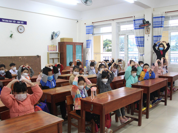 Ngày đầu đến trường của học sinh lớp 1 ở Đà Nẵng