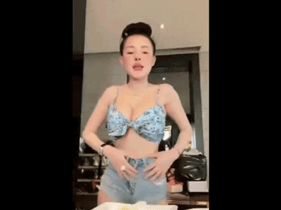 Ngân 98 tụt quần khoe eo khi đang livestream cực kỳ phản cảm