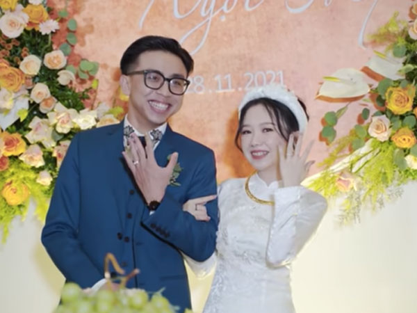Thiếu gia của hệ thống phở nổi tiếng Hà Nội đính hôn, cô dâu là gương mặt quen thuộc