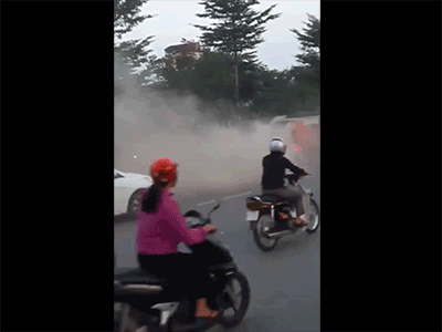 Video: Xôn xao xe hút bụi 'xả bụi' mù mịt trên đường phố Hà Nội