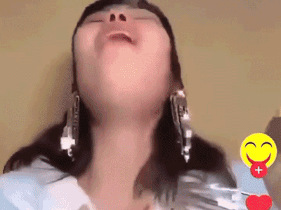 Màn review 'đi vào lòng đất' của nữ blogger xinh đẹp: Miệng liên tục khen ngon nhưng mặt thì nhăn như táo tàu, liên tục nôn mửa ngay trên sóng livestream