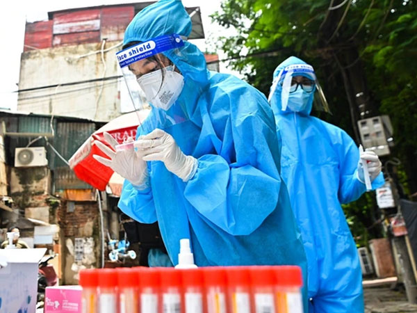 Hà Nội yêu cầu không đẩy ca F0 thể nhẹ lên tuyến trên