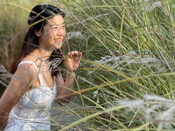 Nữ cơ trưởng đầu tiên của Việt Nam - Huỳnh Lý Đông Phương khoe vẻ trẻ trung như thời 'em chưa 18' khiến dân tình ngẩn ngơ