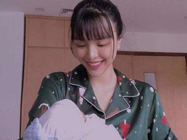 Sau loạt ảnh bị bạo hành, Khả Trang khoe dung mạo khi mới sinh con được 3 ngày gây chú ý