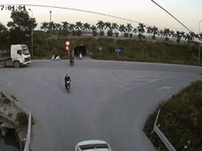 Khoảnh khắc loạt khối bê tông từ xe đầu kéo rơi xuống, đè chết người đi xe máy khiến nhiều người ám ảnh