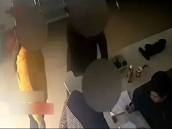 Điềm nhiên rút điện thoại ghi lại bằng chứng khi phát hiện vợ hàng xóm ngoại tình, người đàn ông đòi quan hệ 5 lần 1 tuần để 'bịt miệng' và cái kết không ngờ cho 4 người