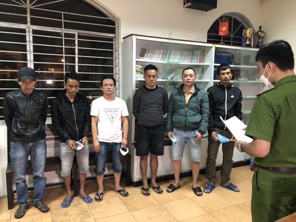 30 con bạc thuê nguyên hội trường khách sạn để sát phạt