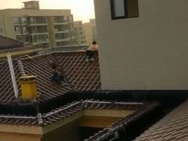 Clip: Kinh hãi khoảnh khắc 4 đứa trẻ trèo ra mái nhà 28 tầng chơi