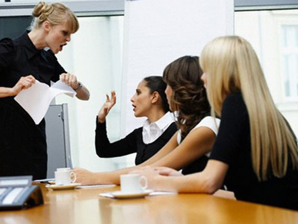 Đăng bài bóc phốt sếp nữ khó tính, suốt ngày bắt bẻ, chửi mắng nhân viên, cô gái trẻ bị dân tình 'ném đá tới tấp' vì lý do ai cũng thấy vô lý này