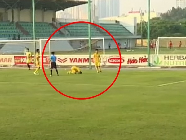 Bị thổi phạt penalty, sao trẻ nhà bầu Đức 'quỳ lạy' trọng tài để phản đối