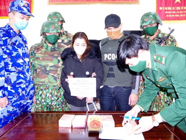 Người phụ nữ vận chuyển 10 bánh heroin với tiền công 50 triệu đồng