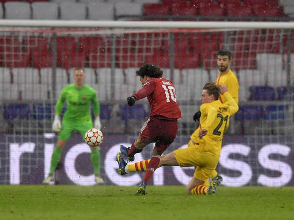 Bayern tiễn Barca xuống chơi ở Europa League