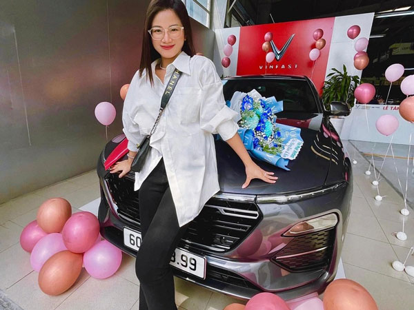 'Vú em' nhà giàu khiến sếp văn phòng cũng phải ngưỡng mộ: Đi làm 5 năm tậu xe hơi bạc tỷ