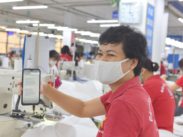 Người lao động rút mạnh BHXH một lần: Cách nào níu họ ở lại?