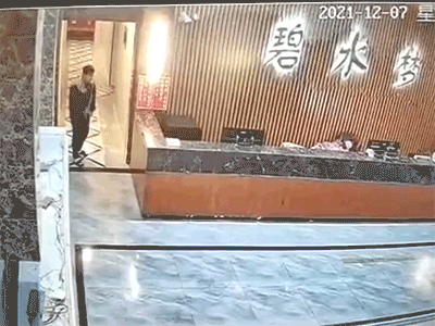 Đi spa một ngày một đêm với liệu trình đắt nhất, tưởng đại gia ai ngờ hành động của khách khiến ông chủ tái mặt