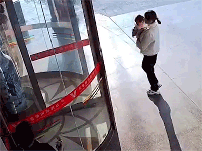 Mẹ hoảng hồn dù bế con trên tay nhưng khiến con suýt tắc thở khi đi vào cửa khách sạn
