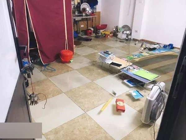 Tăng ca tới 4h sáng mới về nhà, người chồng hoảng hồn khi chứng kiến cảnh 'nhà thành sông', uất ức đến đòi lấy vợ mới