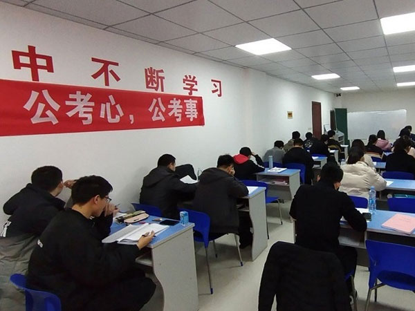 Bỏ lương cao, người trẻ Trung Quốc khát khao vào cơ quan nhà nước