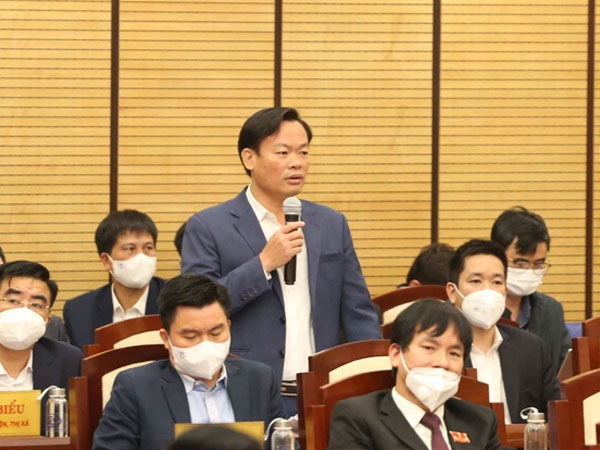 Chủ tịch Cầu Giấy: 'Khách vào ăn, hát trong quán karaoke, sờ máy còn nóng mà không có căn cứ xử lý'