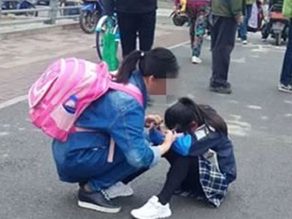 'Mẹ ơi, con đau quá' - Nhìn vào chiếc quần, không ai ngờ được những gì bé gái đã trải qua