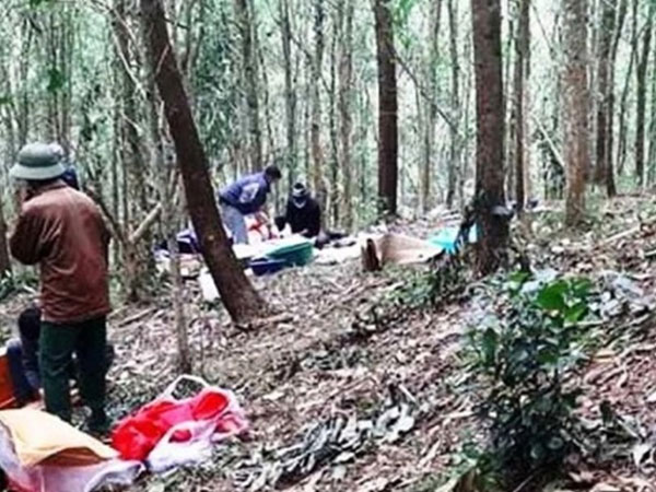 Phát hiện thi thể người đàn ông có nhiều vết thương trong rừng