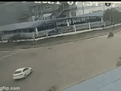 Phóng xe máy tốc độ cao kinh hoàng, nam thanh niên đâm nát sườn ô tô, 'bay' tung lên cao đầy đau đớn