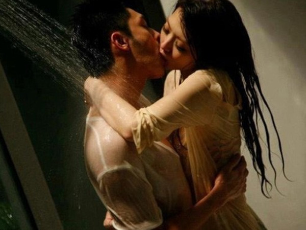 Đang tắm tôi giật bắn khi thấy cô bạn thân của vợ cơ thể trần trụi kề sát, thủ thỉ: 'Cho em tắm chung với, chỉ xin anh chút tình rơi vãi mà thôi'