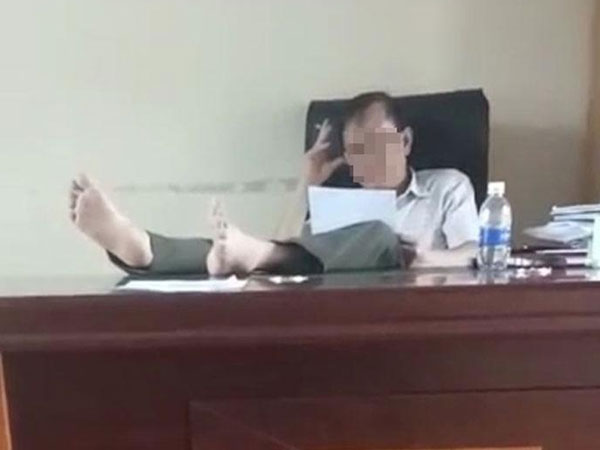 Hạt trưởng kiểm lâm 'gác hai chân lên bàn làm việc' đã viết đơn từ chức