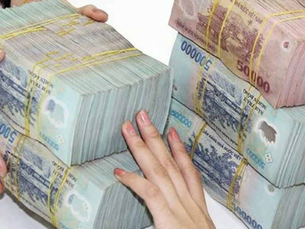 Lãi suất tiết kiệm đồng loạt tăng, nhà giàu mang 100 tỷ gửi ngân hàng