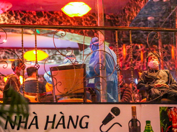 Sáng 10/12, 126 khách vẫn đang bị cách ly tại nhà hàng Monaza Trần Duy Hưng