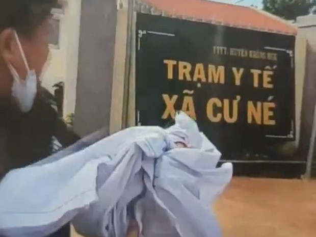 Y sĩ xé áo blouse trước cơ quan không chịu viết bản kiểm điểm