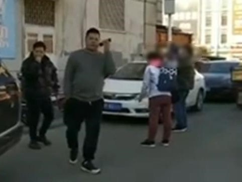Thấy đứa trẻ khóc đòi mẹ, người đàn ông vội báo cảnh sát vì nghi bé bị bắt cóc, sự thật gây ngỡ ngàng