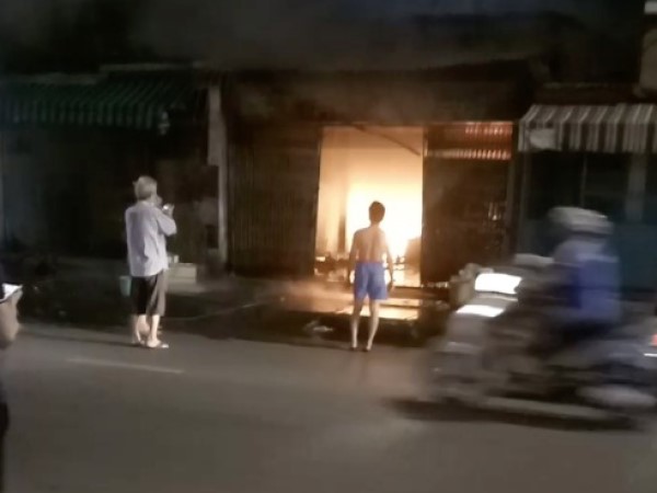 Công an vây bắt nam thanh niên la lối, vừa rời đi thì nhà bốc cháy